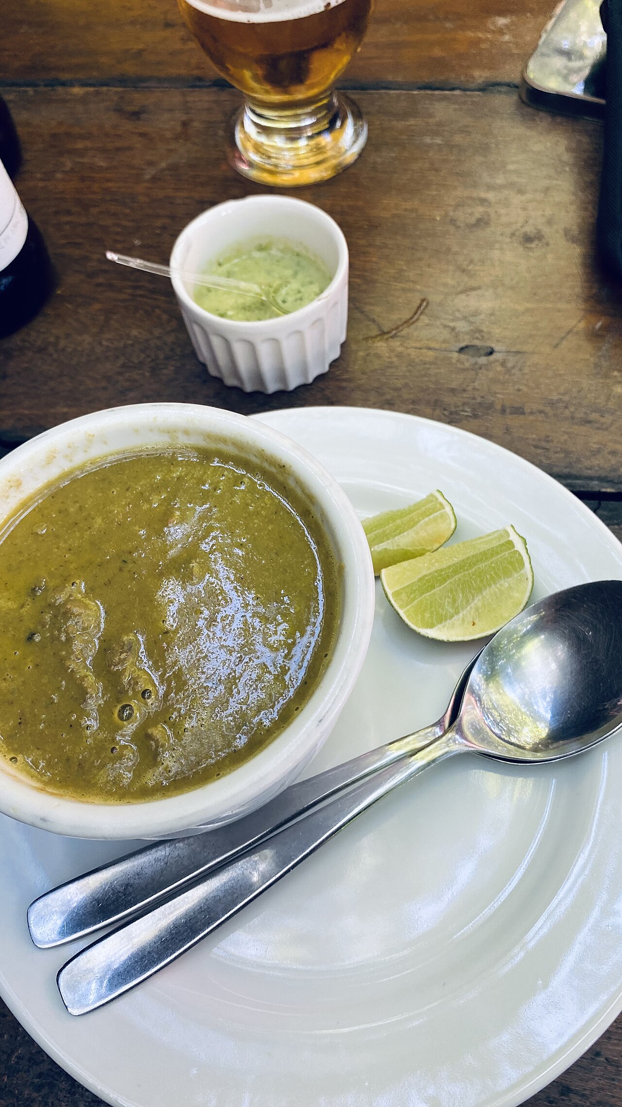 Caldo de sururu servido em recipiente branco