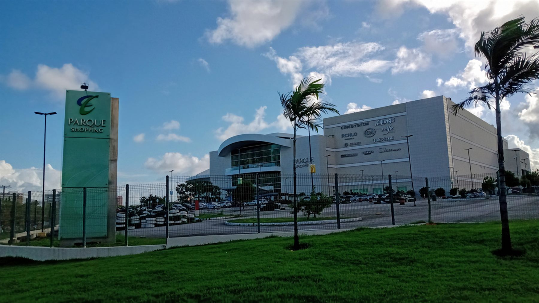 Parque Shopping Maceió com área externa e paisagismo