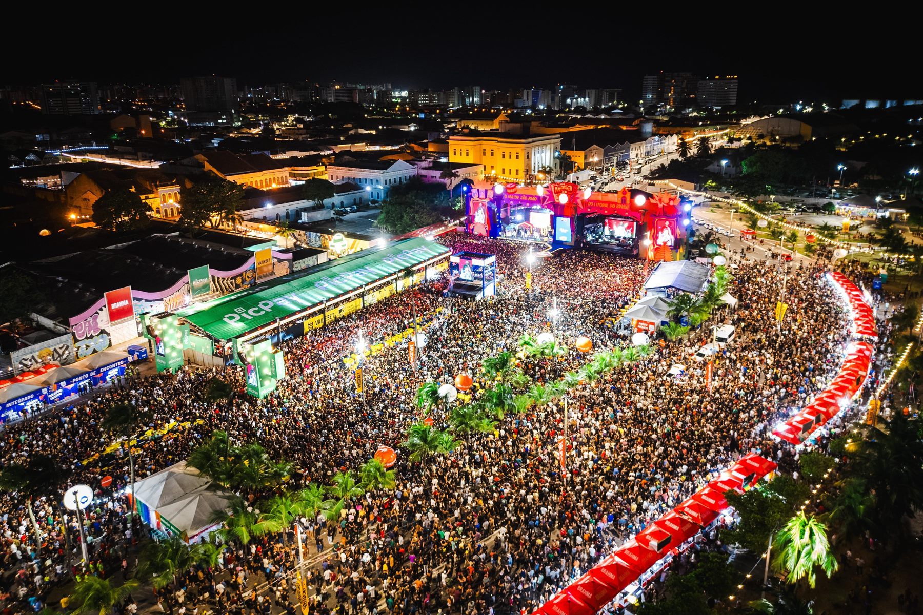 São João Massayó em Jaraguá visto do alto durante a noite
